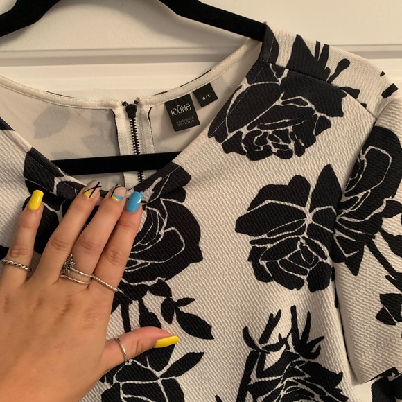 Black and white rose short sleeve blouse - Picture 3 of 3